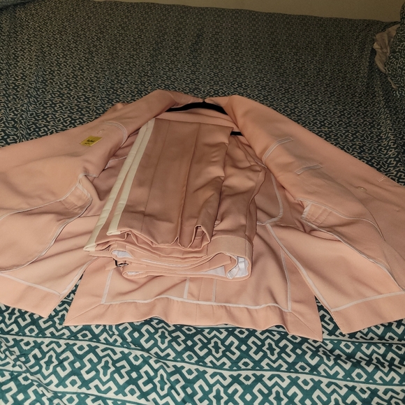 Suits - Picture 16 of 16